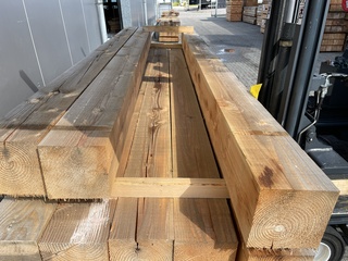 Ca. 13x Douglas balken fijnbezaagd, 200x200mm, lengte 400cm